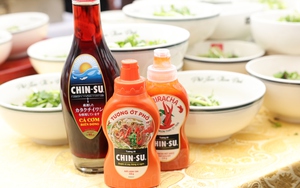 Khách tham gia Festival Phở 2024 tại Nam Định, xuýt xoa với tương ớt CHIN-SU Sriracha