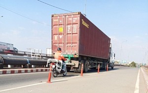 TP.HCM: Bị cấm lưu thông để sửa chữa cầu Bình Phước 1, xe khách và xe tải vẫn chạy ầm ầm 
