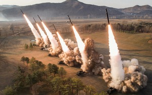 Tên lửa đa nòng 600 mm khai hỏa, ông Kim Jong-un đứng giám sát và động viên binh lính