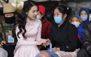 Hoa khôi Áo dài Việt Nam 2023 Đỗ Hà Trang trao tặng 200 suất cơm đến bệnh nhân tại Phiên Chợ Trái Tim