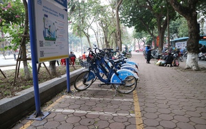 Người cao tuổi gặp khó khi sử dụng xe đạp công cộng ở Hà Nội