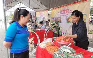 Ở lễ hội đền Tranh tại Hải Dương đang bán la liệt đặc sản, có giò trâu, chả vịt lạ mắt, lạ miệng