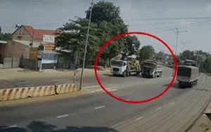 Clip NÓNG 24h: Tai nạn kinh hoàng tại Bình Phước, xe ben húc đổ cột đèn xuyên thủng ô tô con