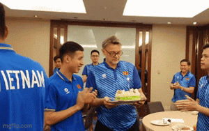 Clip: HLV Troussier được ĐT Việt Nam tổ chức sinh nhật ngay trước trận đối đầu Indonesia