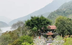 Bảo vật Quốc gia gần 600 năm tuổi trên đền thờ vua Lê Thái Tổ soi bóng nước sông Đà ở Lai Châu