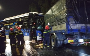 Xe chở 31 khách nước ngoài va chạm ô tô tải, 1 tài xế tử vong