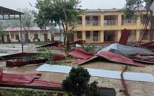 Mưa đá, giông lốc bất ngờ ập tới thổi bay mái nhà dân sinh, mái trường học ở Sơn La 