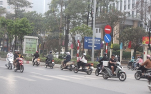 Xe máy đua nhau lấn làn, đi ngược chiều trên phố Hà Nội