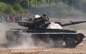 Học Nga, Ukraine biến xe tăng M-55S thành pháo tự hành có hỏa lực mạnh
