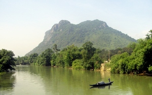Một ngọn núi cao 405m soi bóng xuống dòng sông nổi tiếng ở Quảng Bình, dân đang trèo lên xem