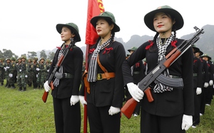 Nữ du kích miền Nam bảo lưu đại học, cầm súng AK tham gia huấn luyện diễu binh kỷ niệm Chiến thắng Điện Biên Phủ