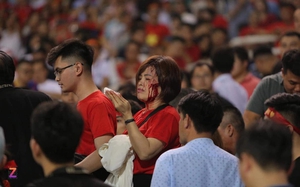 Cận cảnh CĐV Việt Nam đánh nhau đổ máu trên sân Mỹ Đình