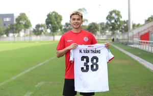 Cầu thủ Việt kiều Mỹ Daniel Reid “nhận quà” tại CLB PVF-CAND