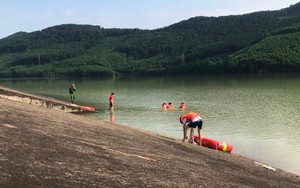 Hàng trăm người tìm kiếm 2 cháu bé nghi đuối nước thương tâm ở Hà Tĩnh