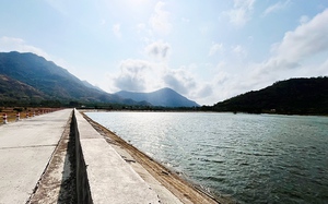 Tận mắt thấy một hồ nước ngọt đẹp như phim ở vùng núi An Giang, nông dân trồng cây ăn trái vui hẳn lên