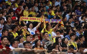 CĐV Nam Định “vỡ oà” khi đội bóng con cưng hạ Hà Nội FC phút 90+6
