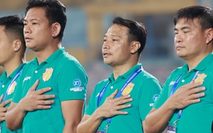 Thắng kịch tính Hà Nội FC, HLV Thép xanh Nam Định nói về tấm thẻ đỏ