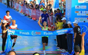 Tiền Phong Marathon 2024: Hoàng Nguyên Thanh, Hoàng Thị Ngọc Hoa 