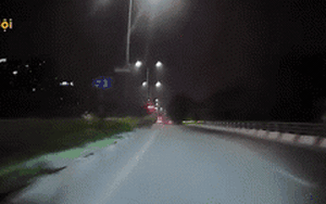 Clip NÓNG 24h: Thanh niên mặc áo xe ôm công nghệ nằm trên yên xe máy “diễn xiếc” giữa đường Hà Nội