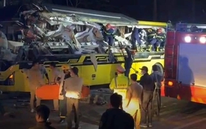 Ít nhất 5 người chết trong vụ xe khách va chạm kinh hoàng với container ở Tuyên Quang