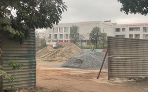 Nhiều điểm tập kết vật liệu xây dựng hoạt động trái phép gần trường học ở phường Vạn Phúc (Hà Nội)