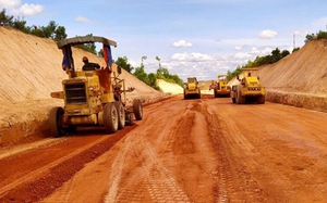 Tân dụng đất dư thừa đắp nền cao tốc Bùng - Vạn Ninh