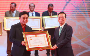 Hình ảnh Chủ tịch nước Võ Văn Thưởng trao tặng danh hiệu NSND, NSƯT lần thứ 10
