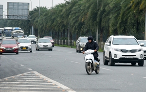 Hình ảnh nhiều xe máy quay đầu cực kỳ nguy hiểm khi thấy công an trên cao tốc Đại lộ Thăng Long