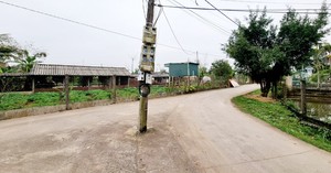 Tại xóm 8A (xã Cồn Thoi, huyện Kim Sơn, tỉnh Ninh Bình) xuất hiện một cột điện nằm chình ình giữa đường nông thôn mới sạch đẹp gây mất an toàn giao thông, mỹ quan và tiềm ẩn nguy hiểm khác về điện.