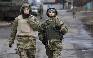 Nữ quân nhân Ukraine vật lộn đấu tranh để được ra tiền tuyến chiến đấu chống quân Nga