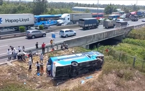 Clip: Hiện trường vụ xe khách lật trên cao tốc TP.HCM - Trung Lương khiến 4 người nhập viện tình trạng nặng