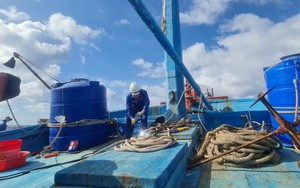 Trung tâm Dịch vụ HCKT đảo Trường Sa ở Khánh Hòa hỗ trợ khắc phục tàu cá Bình Thuận bị hư hỏng