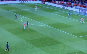 Kỳ lạ: Gabriel bắt bóng trong vòng cấm, Arsenal thoát 11m