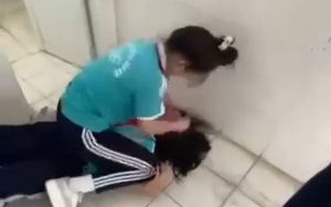 Kiên Giang: Nữ sinh lớp 8 đánh bạn trong nhà vệ sinh vì bị cho là 