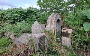 Một ngôi mộ cổ có tấm bia đá khắc chữ Nho ở làng Phú Cần của Gia Lai, người nằm dưới mộ là ai?