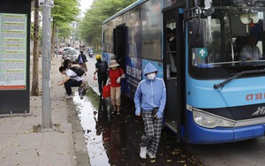 Bi hài cảnh người dân lên xuống tại điểm chờ xe buýt đạt chuẩn Châu Âu ở Hà Nội