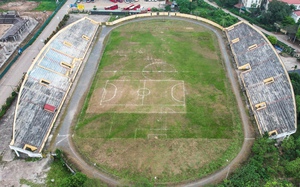 Sân vận động nằm ở ngoại thành Hà Nội xuống cấp, bị 