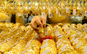 Cập nhật giá vàng hôm nay 12/4: Vàng liên tục ”đánh bay” các mức giá, người dân vẫn chen chân mua vàng 