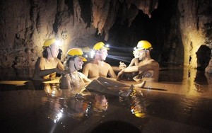 Một cái hang đá ở Quảng Bình có gì hấp dẫn mà người ta tò mò, khách Tây còn đội đèn pin đi vô tắm?