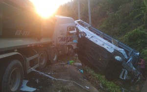 Tai nạn giữa xe ô tô khách và xe tải làm 1 người tử vong, 22 người bị thương