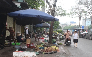 Bất chấp biển cấm, nhiều người lập chợ cóc bán hàng trên vỉa hè Hà Nội