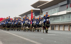Video: Lực lượng kỵ binh tham gia diễu binh kỷ niệm 50 năm ngày truyền thống cảnh sát cơ động