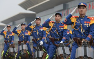 Trang phục mới của lực lượng Kỵ binh cảnh sát cơ động tại lễ diễu binh 50 năm ngày truyền thống