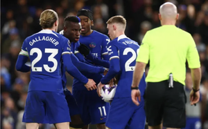 3 cầu thủ Chelsea cãi cọ, xô đẩy tranh nhau đá penalty