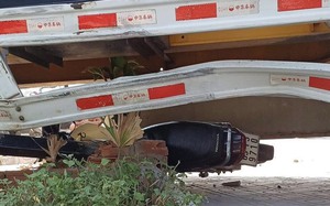 Xe container tông vào dải phân cách, đè nát một xe máy ở TP.HCM 