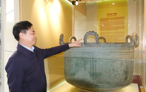 Năm 1981, đang đào một công trình ở Thanh Hóa, đụng ngay cổ vật nặng 1 tấn sau là Bảo vật quốc gia