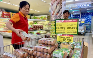 Bất ngờ giá trứng gà siêu rẻ từ chợ đến siêu thị, có nơi mua 1 tặng 1