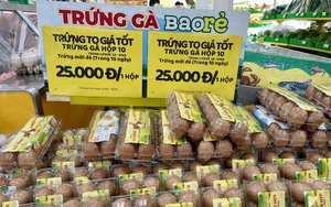Giá trứng gà đồng loạt giảm sâu, siêu thị nói đang bán bao rẻ