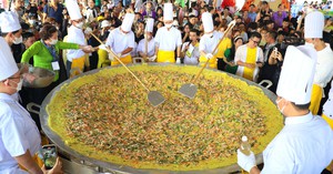 Bánh xèo khổng lồ tại lễ hội bánh dân gian Nam Bộ        