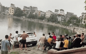 Clip NÓNG 24h: Ô tô lao xuống hồ tại Hà Nội được hàng chục người hợp sức giải cứu lên bờ